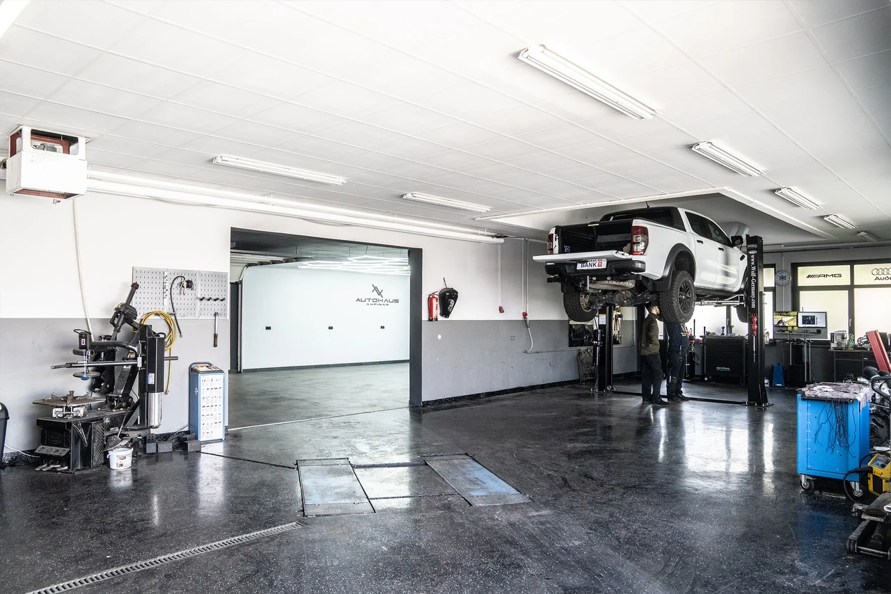 Werkstatt von Autohaus Akpinar in Winhöring mit Fahrzeug auf der Hebebühne