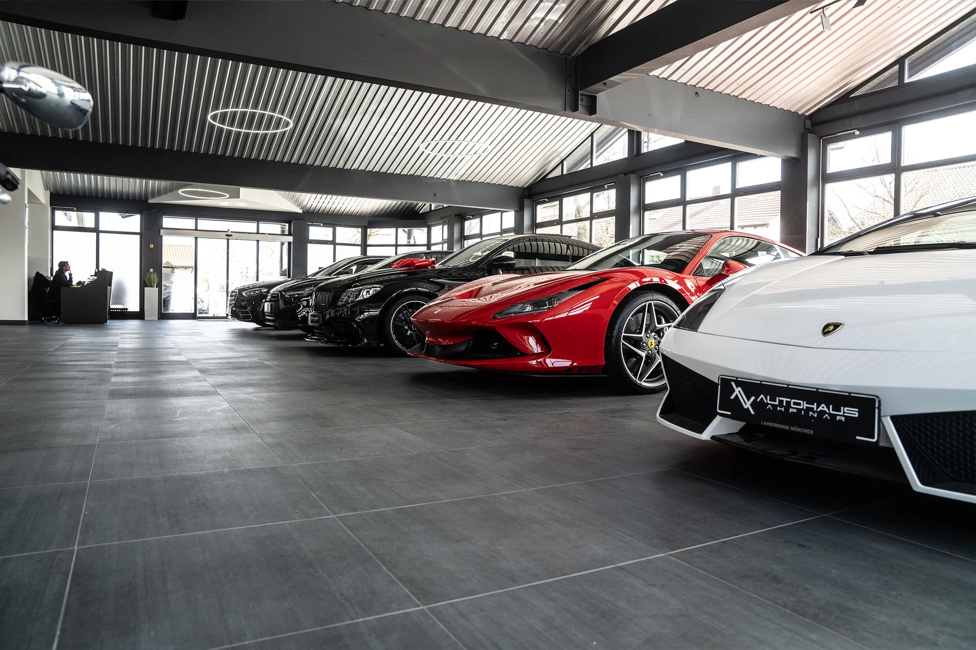 Sportwagen und geprüfte Fahrzeuge in der Verkaufsfläche von Autohaus Akpinar in Winhöring