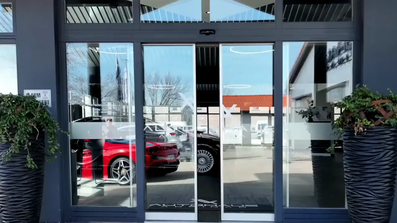 Eingang und Verkaufsfläche von Autohaus Akpinar
