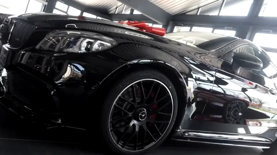 Mercedes-Benz in der Verkaufsfläche von Autohaus Akpinar