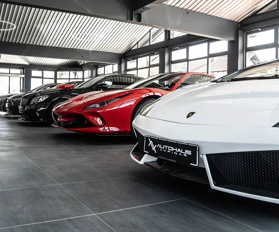 Sportwagen und weitere Fahrzeuge in der Autohaus-Akpinar-Verkaufsfläche